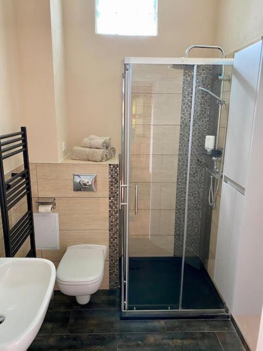 Apartment 2-zimmer Zentral In Ferdinandshof, Wlan Modern *